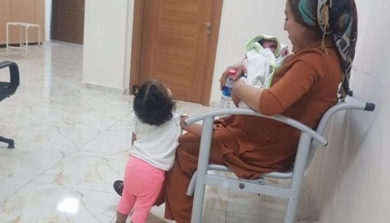 السيدة التي اعتقلتها سلطات أردوغان مع طفليها