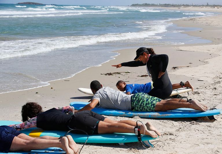 حمامة جربان مع اثنين من طلابها