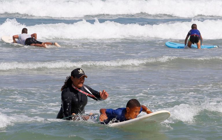 حمامة جربان مع اثنين من طلابها