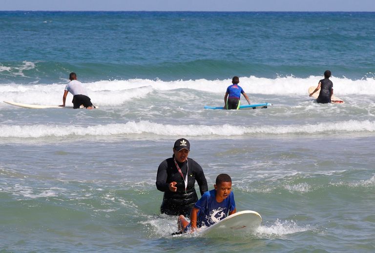 حمامة جربان مع اثنين من طلابها