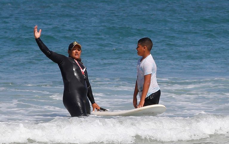 حمامة جربان مع اثنين من طلابها