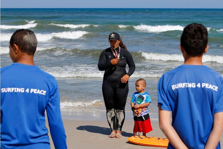 حمامة جربان مع اثنين من طلابها