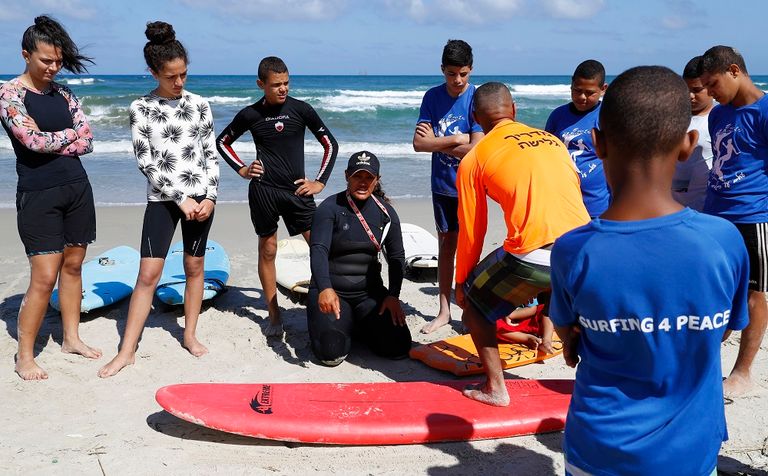 حمامة جربان مع اثنين من طلابها