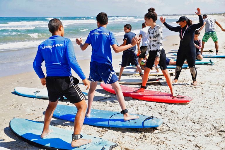 حمامة جربان مع اثنين من طلابها