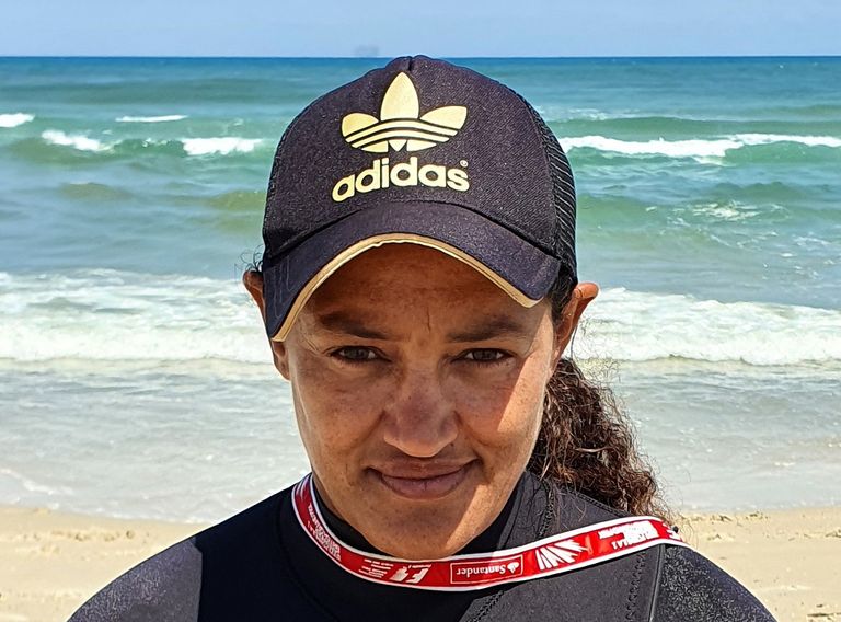 حمامة جربان مع اثنين من طلابها