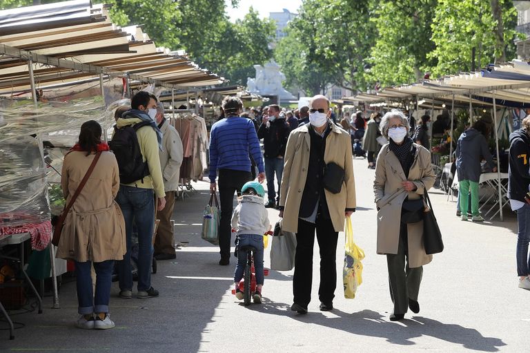 رجل يرتدي كمامة في مخبز بمدينة أربيل