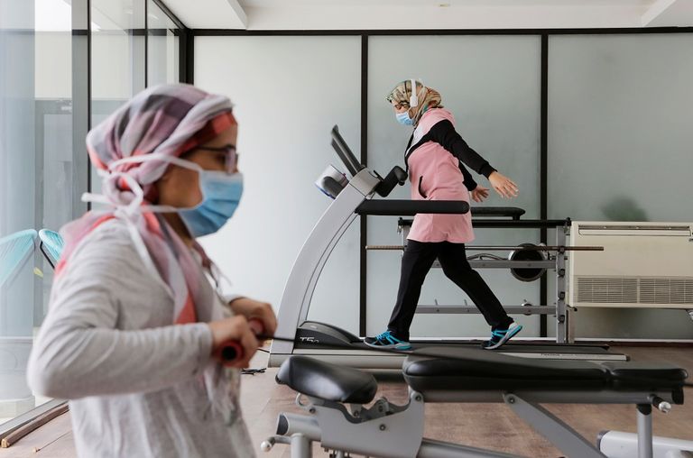 رجل يرتدي كمامة في مخبز بمدينة أربيل