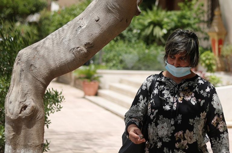 رجل يرتدي كمامة في مخبز بمدينة أربيل