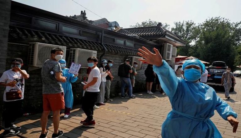 بكين تجري اختبارات لأفراد توصيل الطعام والطرود 