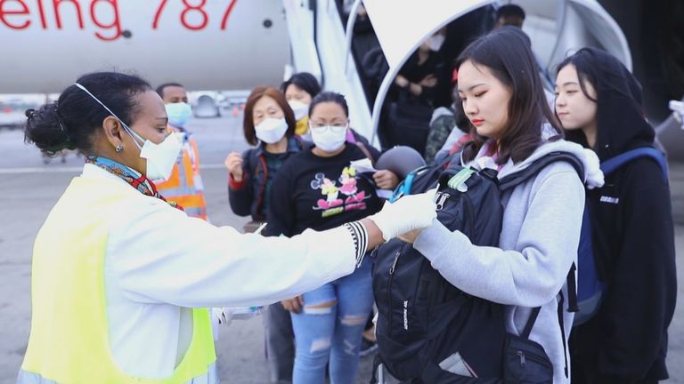 بكين تجري اختبارات لأفراد توصيل الطعام والطرود