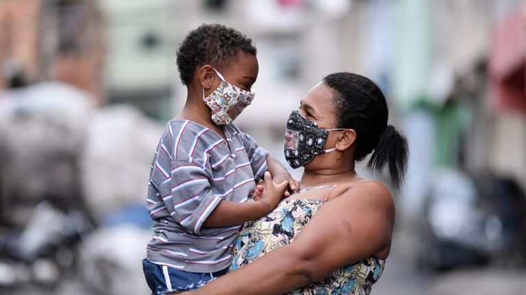 بكين تجري اختبارات لأفراد توصيل الطعام والطرود