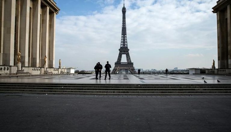ساحة تروكاديرو في باريس خالية