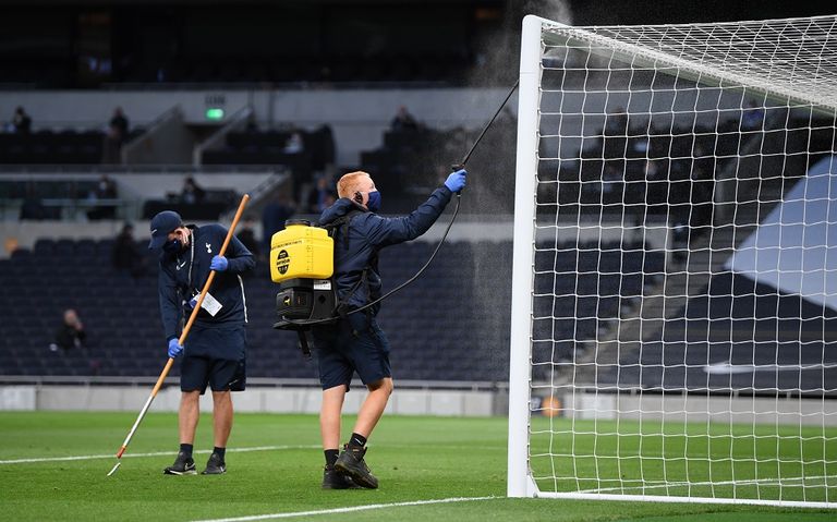 مسؤولو ملعب "توتنهام الجديد" يقوموا بتعقيم الكرات وكافة المرافق الموجودة داخل الاستاد