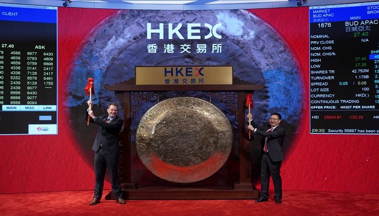 شعار بورصة هونج كونج علم الصين بجانب لافتة وول ستريت