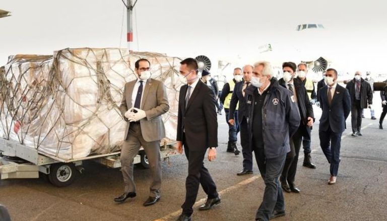 السفير الإماراتي لدى إيطاليا يتفقد جانبا من المساعدات الإماراتية قبل إرسالها إلى مستشفيات إيطاليا