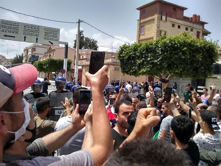 مظاهرات في بجاية الجزائرية حراك الجزائر يعود من محافظتين وبقية المدن تؤجله بعد كورونا