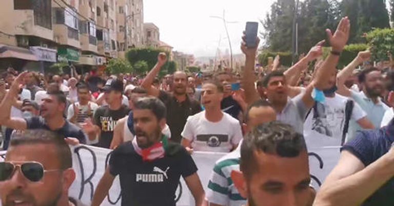 مظاهرات في بجاية الجزائرية حراك الجزائر يعود من محافظتين وبقية المدن تؤجله بعد كورونا