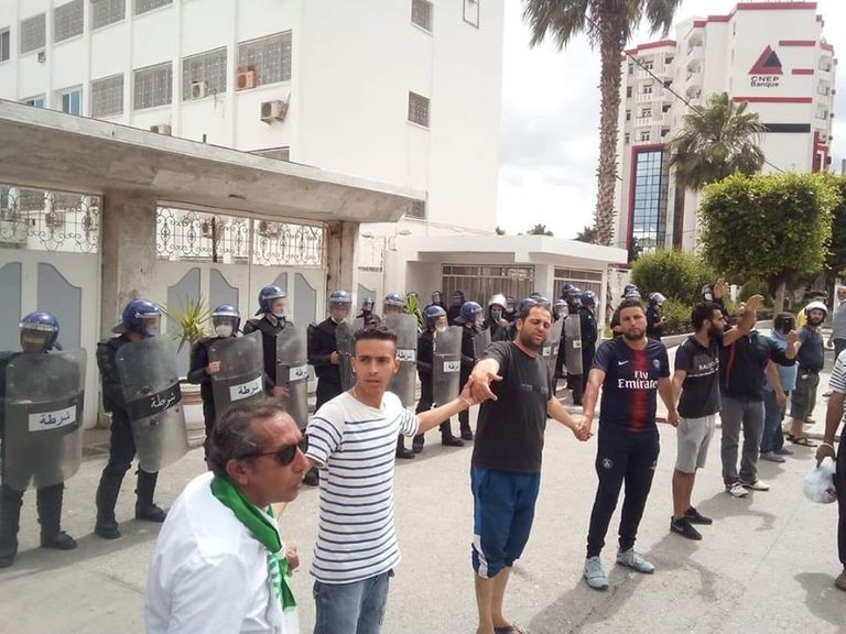 مظاهرات في بجاية الجزائرية حراك الجزائر يعود من محافظتين وبقية المدن تؤجله بعد كورونا