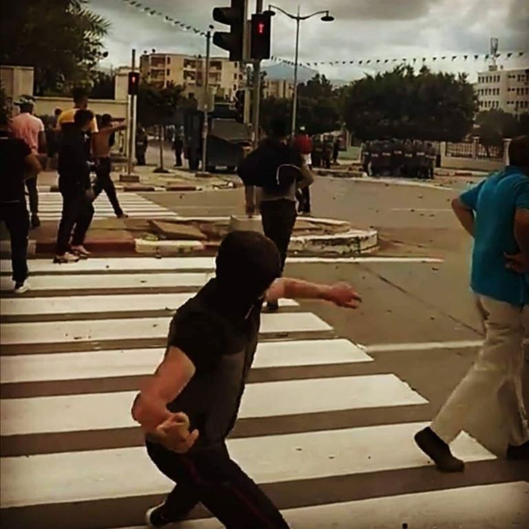 أعمال عنف في مظاهرات بجاية حراك الجزائر يعود من محافظتين وبقية المدن تؤجله بعد كورونا