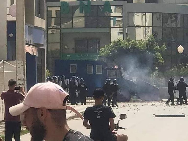 أعمال عنف في مظاهرات بجاية حراك الجزائر يعود من محافظتين وبقية المدن تؤجله بعد كورونا