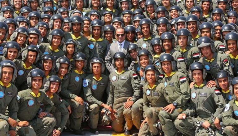السيسي وسط جنود وضباط القوات الجوية المصرية