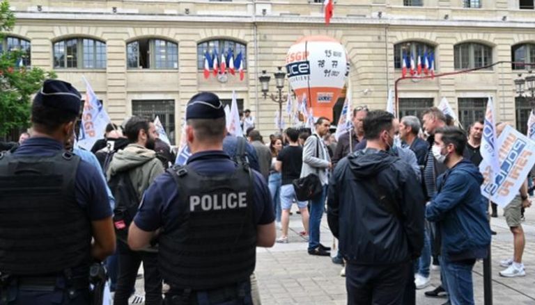 متظاهرون ضد العنصرية في ساحة الجمهورية بباريس - الفرنسية