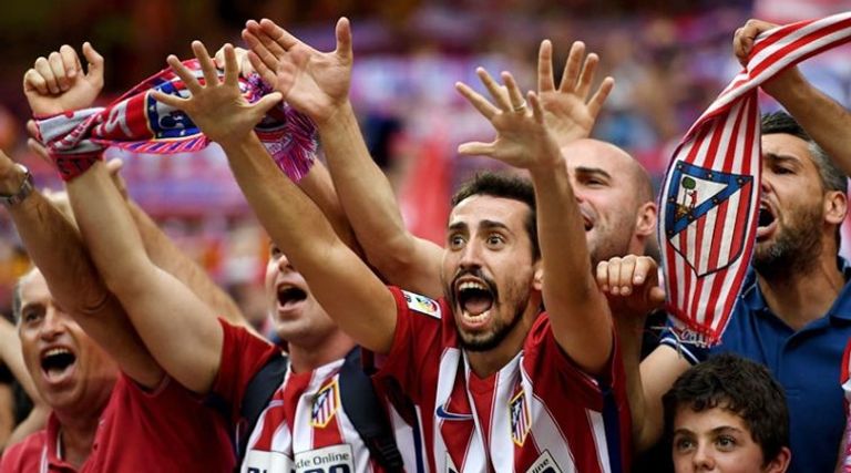 جماهير أتليتكو مدريد في المدرجات قبل كورونا دييجو سيميوني مدرب أتلتيكو مدريد