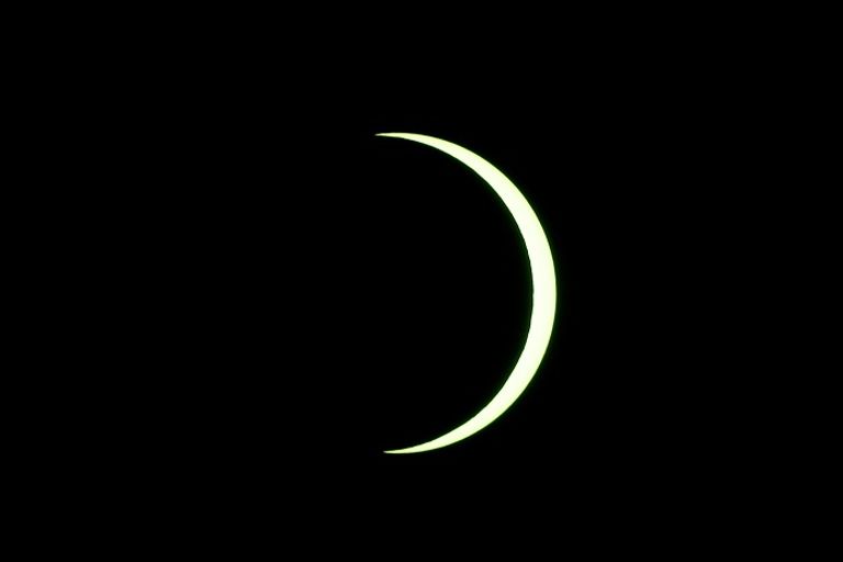 عشاق الظواهر الفلكية يتابعون الكسوف 