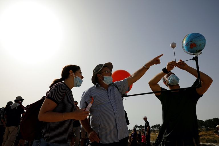 عشاق الظواهر الفلكية يتابعون الكسوف 