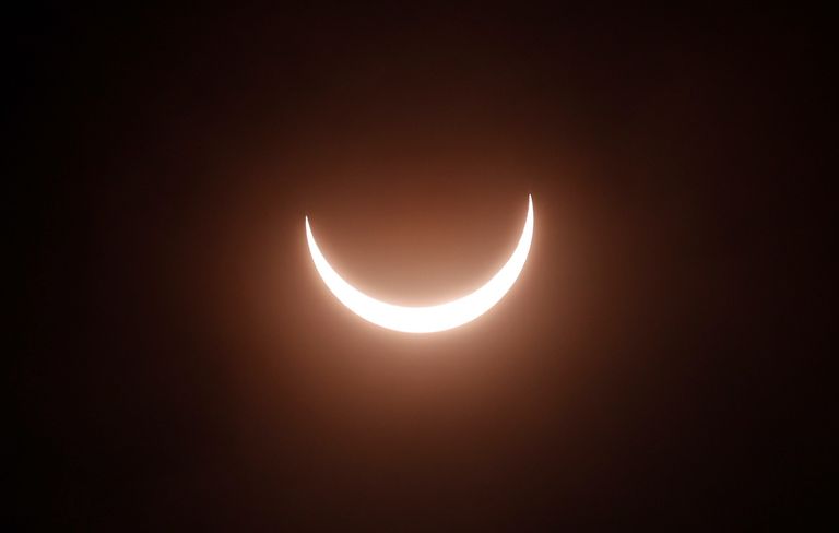 عشاق الظواهر الفلكية يتابعون الكسوف 