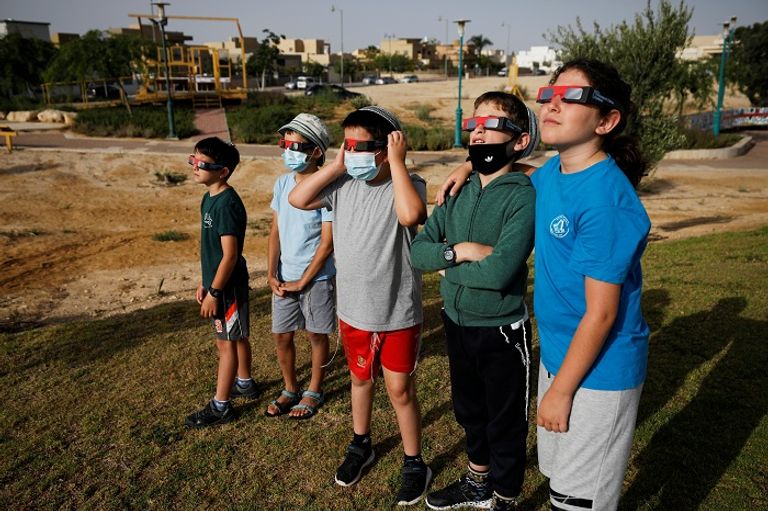 عشاق الظواهر الفلكية يتابعون الكسوف 