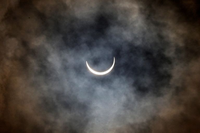 عشاق الظواهر الفلكية يتابعون الكسوف 