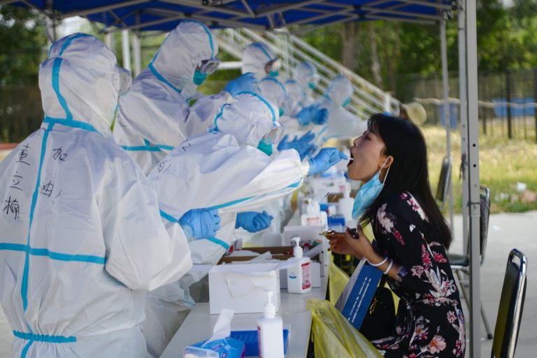 دونالد ترامب خلال تنظيم أول تجمع انتخابي في قاعة مغلقة