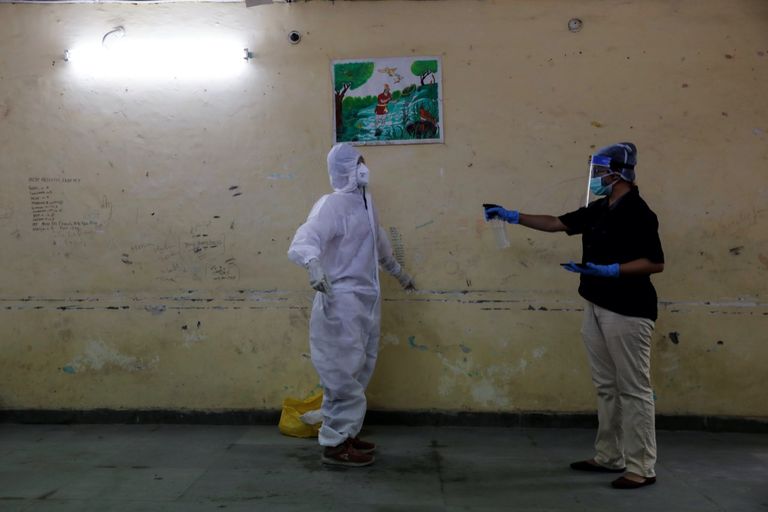 دونالد ترامب خلال تنظيم أول تجمع انتخابي في قاعة مغلقة