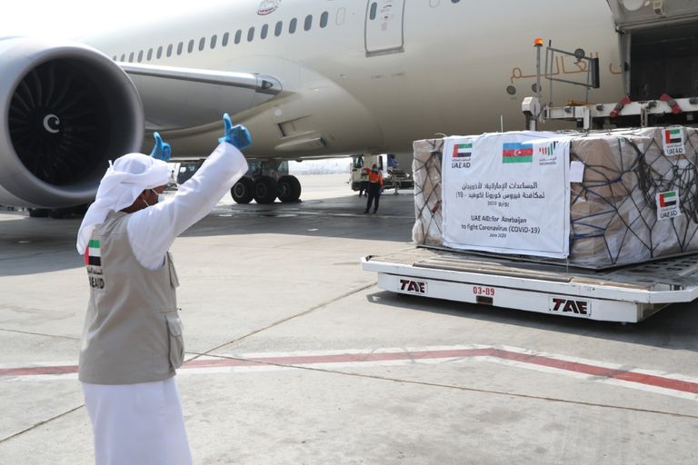 الإمارات ترسل طائرة مساعدات إلى أذربيجان لمكافحة كورونا