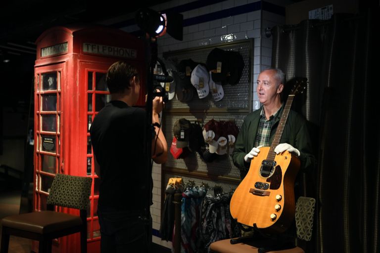 كورت كوباين يحمل جيتاره