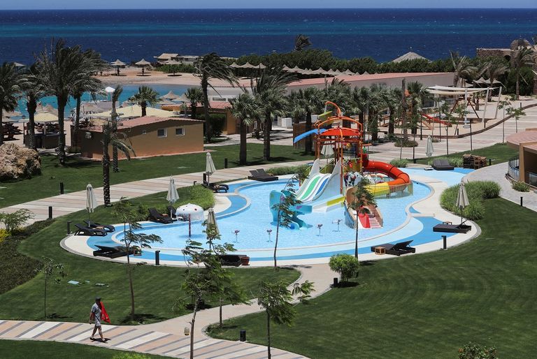 سائحون يسبحون في خليج العقبة بمنتجع شرم الشيخ المطل على البحر الأحمر - رويترز