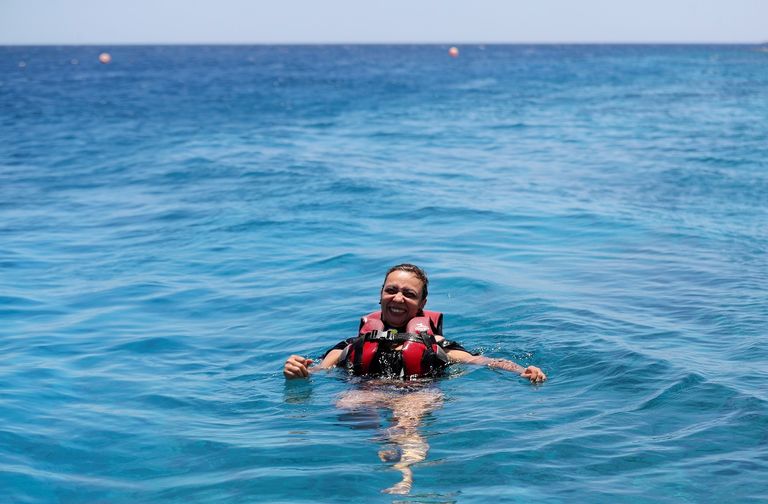 سائحون يسبحون في خليج العقبة بمنتجع شرم الشيخ المطل على البحر الأحمر - رويترز