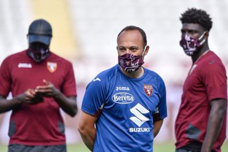 مدربو ولاعبو تورينو يرتدون الكمامات قبل مباراة بارما الدوري الإيطالي