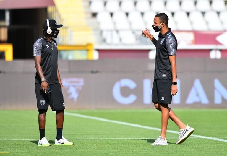 لاعبو بارما يرتدون الكمامات قبل مباراة تورينو الدوري الإيطالي