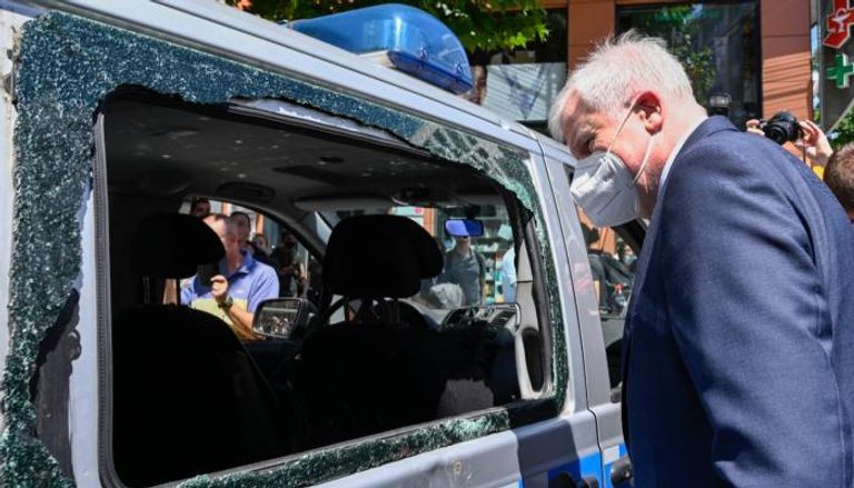 وزير الداخلية يتفقد سيارة شرطة تعرضت لأضرار في مواجهات شتوتغارت