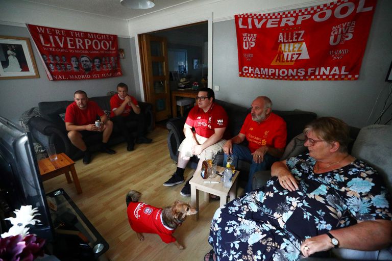 أسرة من مشجعي ليفربول يشاهدون ديربي الميرسيسايد في منزلهم الذي أقيم بتاريخ 21 يونيو/ حزيران 2020 بين ليفربول ضد إيفرتون إيفرتون ضد ليفربول