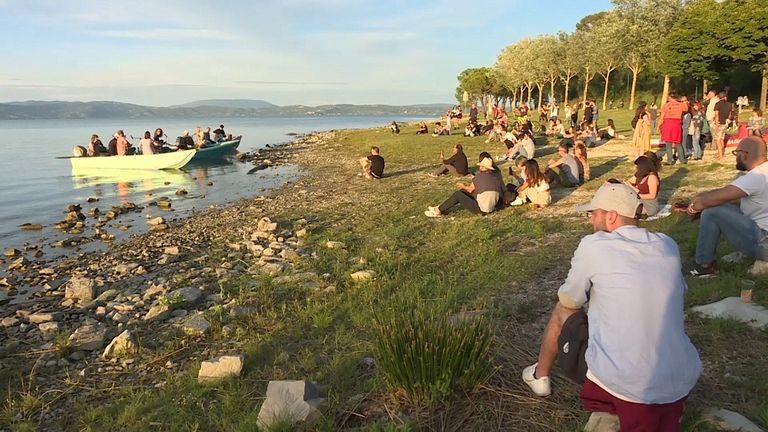 عازفان في الزوارق يمتعان الزوار على ضفاف بحيرة بعد العزل الطويل في إيطاليا
