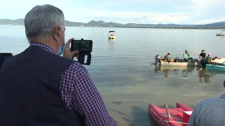 عازفان في الزوارق يمتعان الزوار على ضفاف بحيرة بعد العزل الطويل في إيطاليا