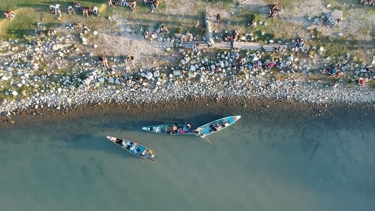 عازفان في الزوارق يمتعان الزوار على ضفاف بحيرة بعد العزل الطويل في إيطاليا