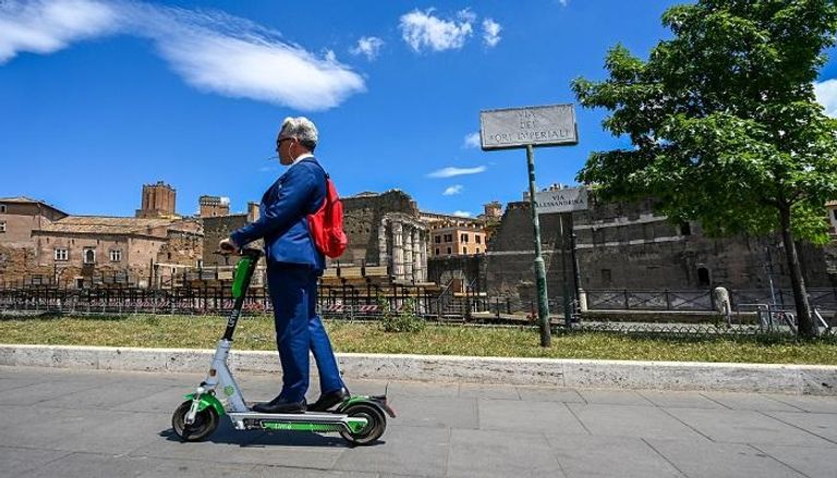 رجل يقود دراجة سكوتر كهربائية في روما