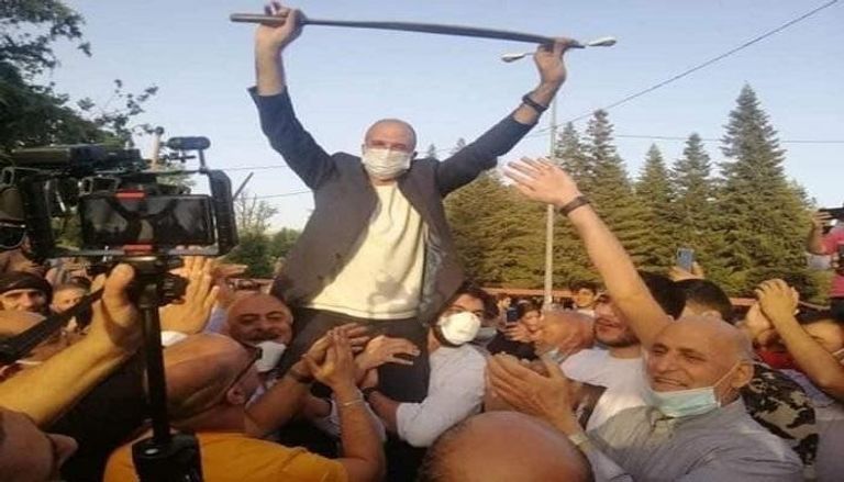 وزير الصحة اللبناني يرقص لنجاحه في مكافحة  كورونا