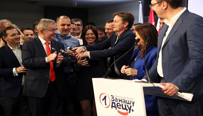 رئيس صربيا أليكسندر فوتشيتش لحظة إعلان الفوز  وسط أنصاره