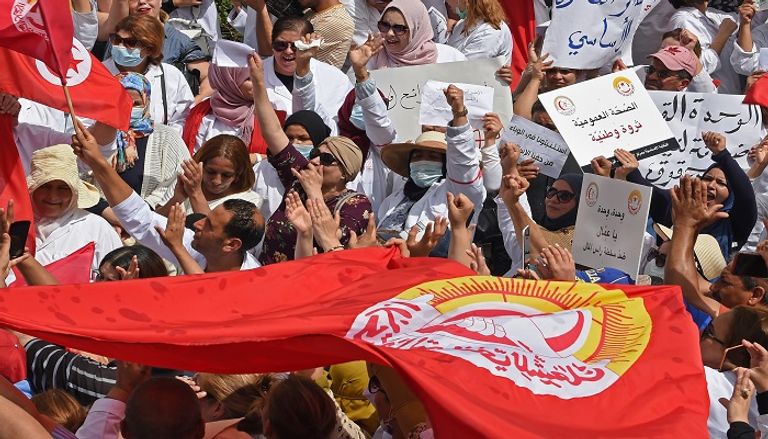 متظاهرون تونسيون ضد حركة النهضة الإخوانية كر وفر بين الشرطة التونسية ومتظاهرين جنوبي البلاد