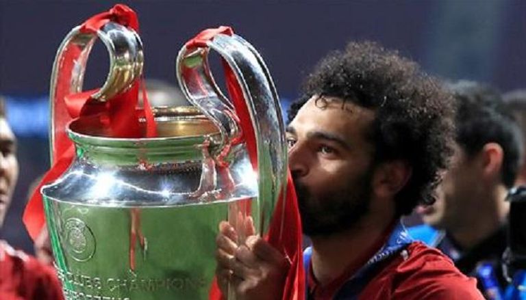 المصري محمد صلاح ولاعب ليفربول الإنجليزي يحمل كأس العالم للأندية محمد صلاح يحمل الحذاء الذهبي